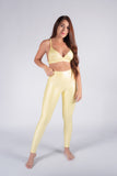 Legging brillante efecto cuero control abdomen color amarillo márfil